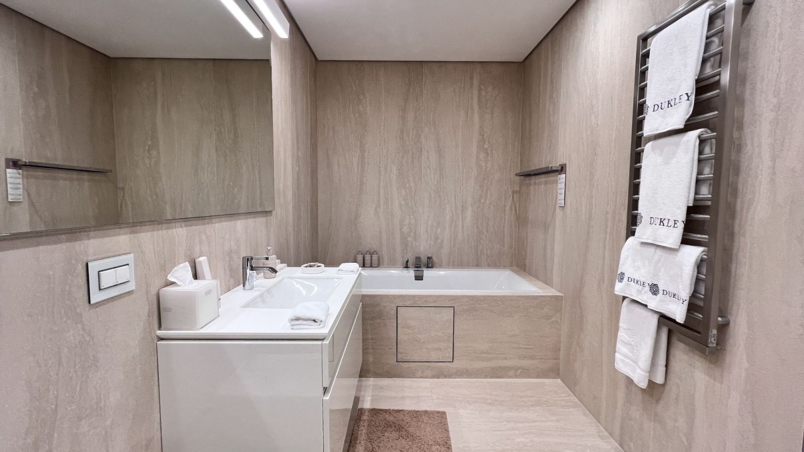 rooms-four-bedrooms-penthouse-garden-line