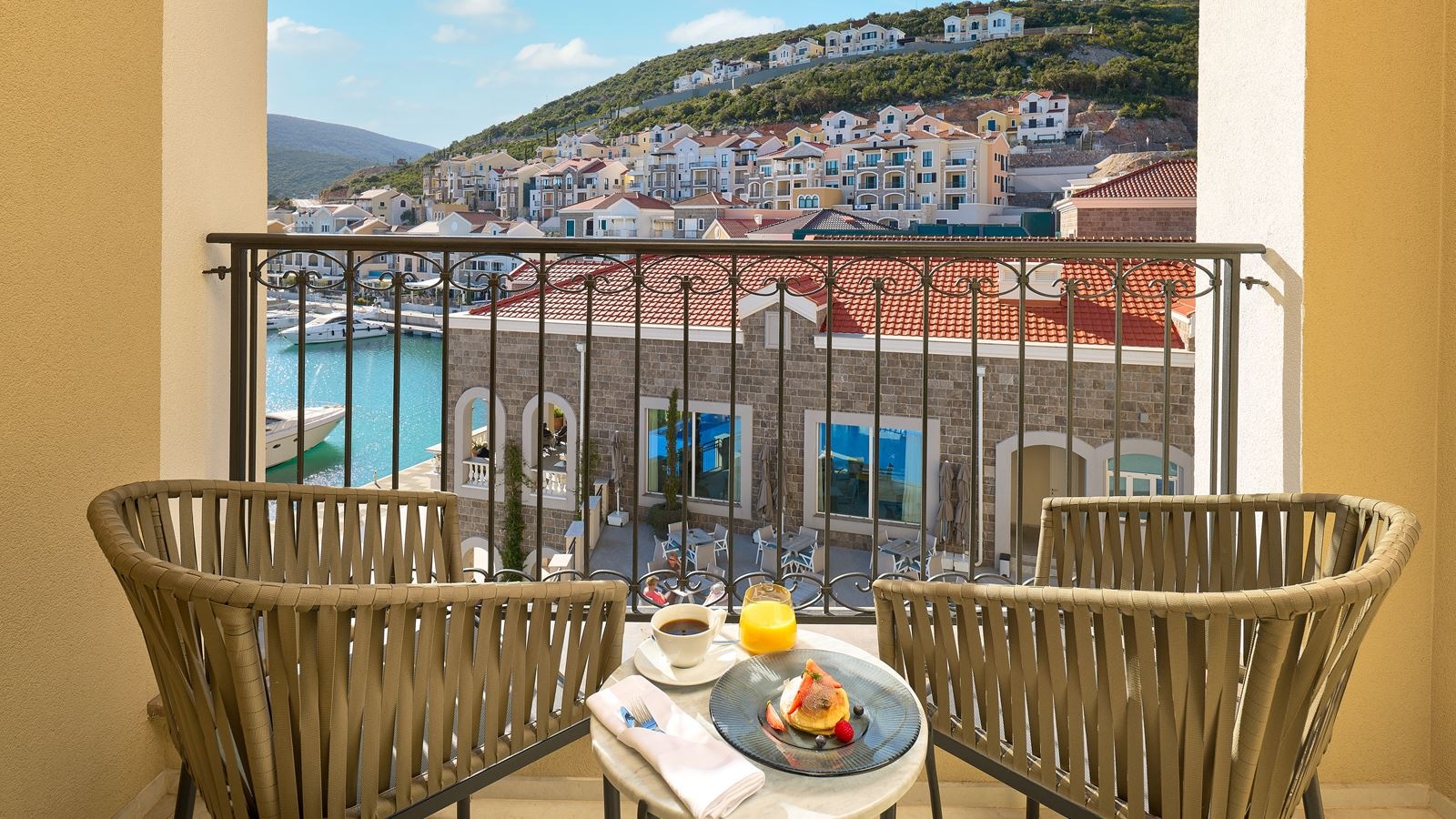 rooms-grand-poolside-room