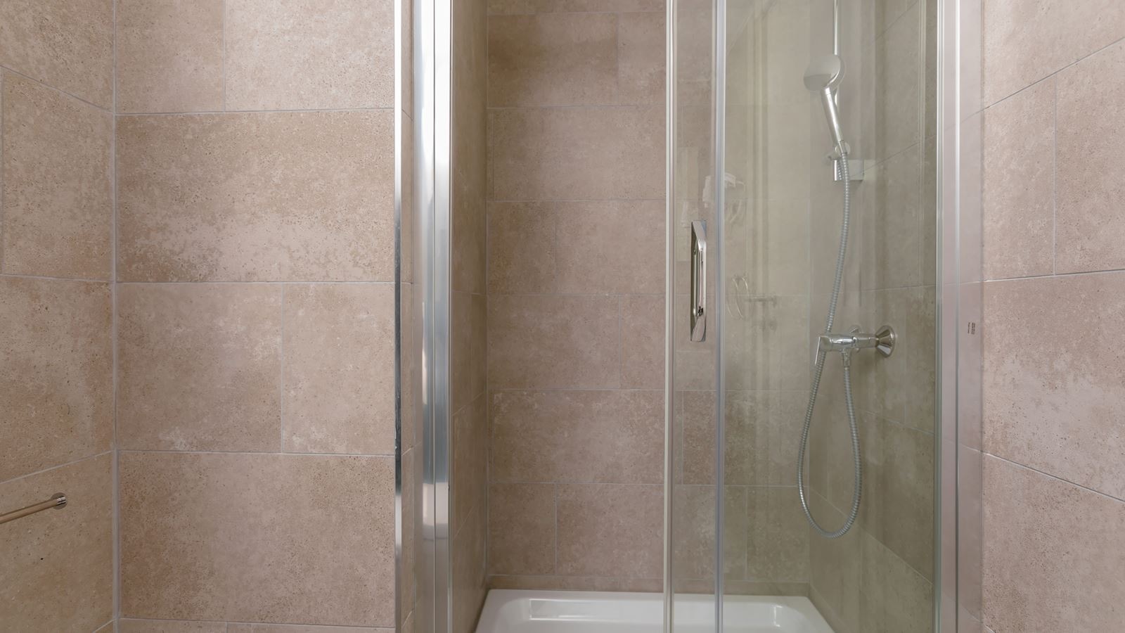 rooms-apartment-sea-view-with-balcony