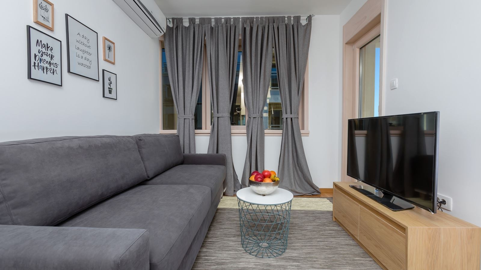 rooms-apartment-sea-view-with-balcony