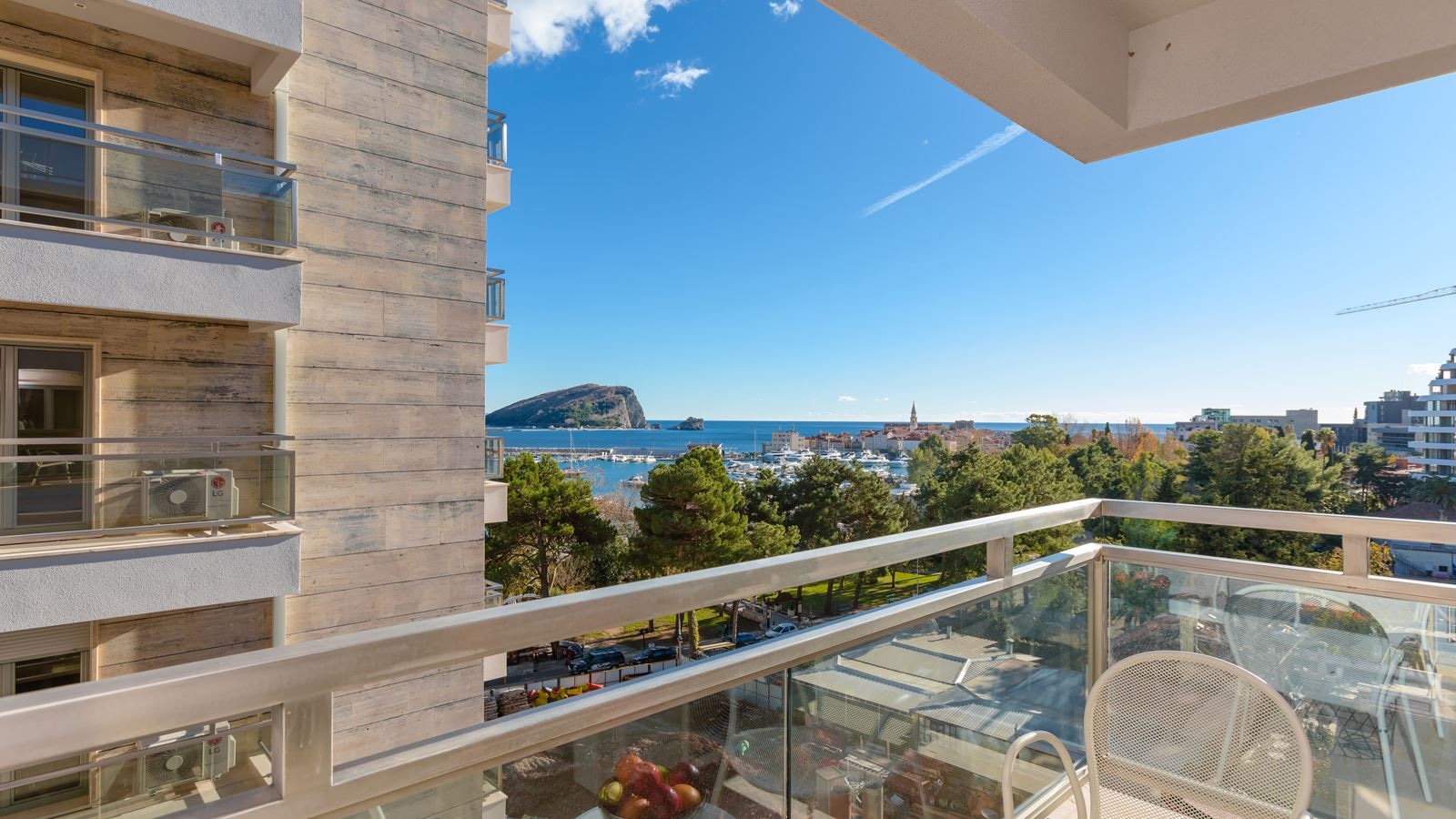 rooms-apartment-sea-view-with-balcony