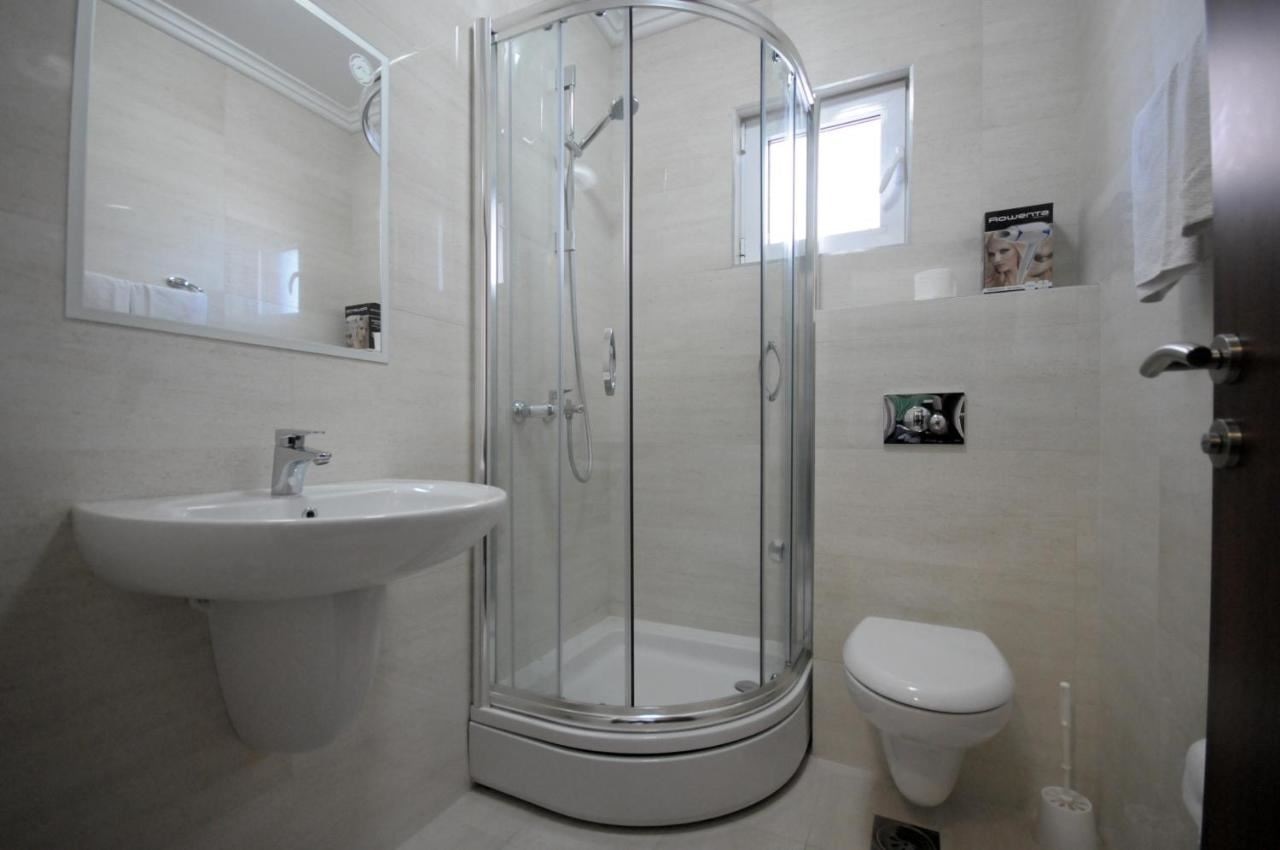 rooms-quadruple-apartment-with-french-and-sofa-bed