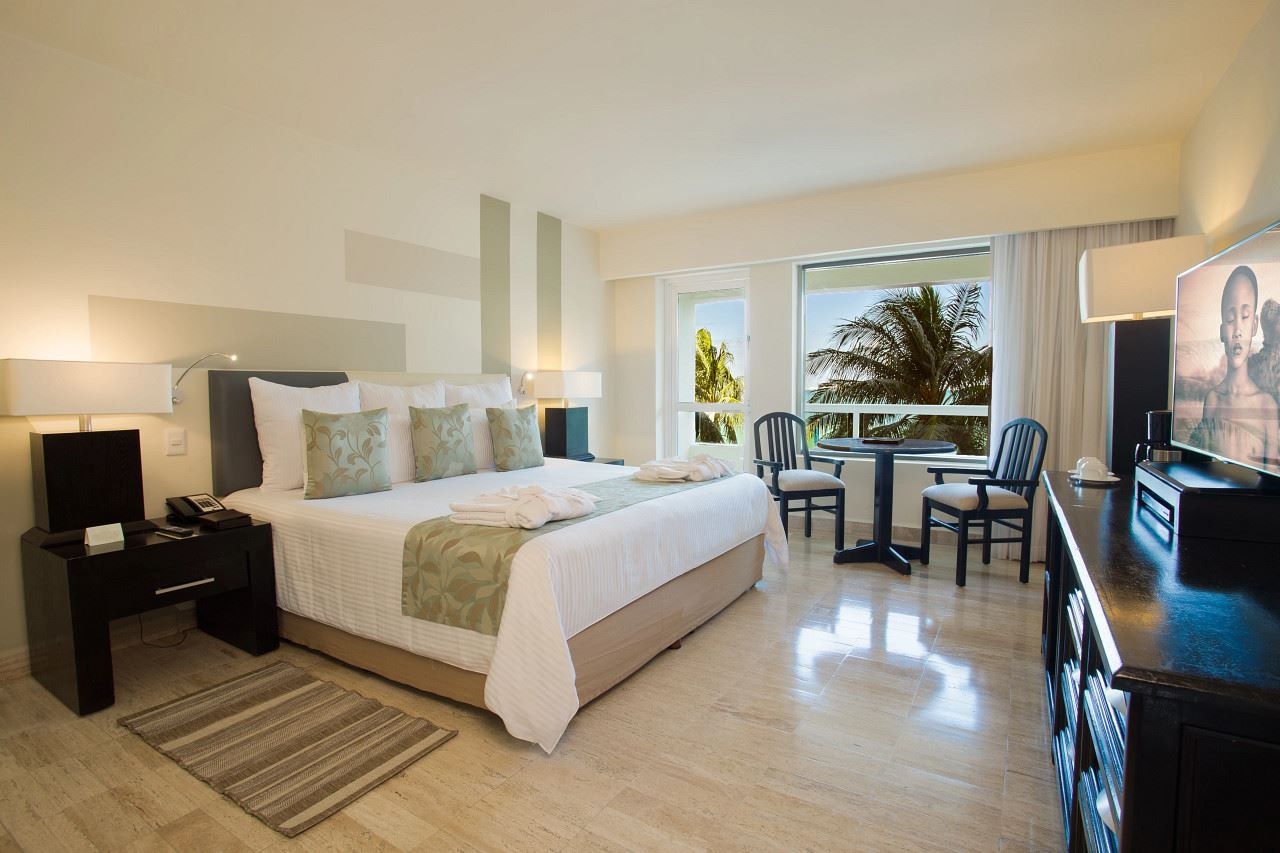 rooms-deluxe-partial-ocean-view-room-with-balcony