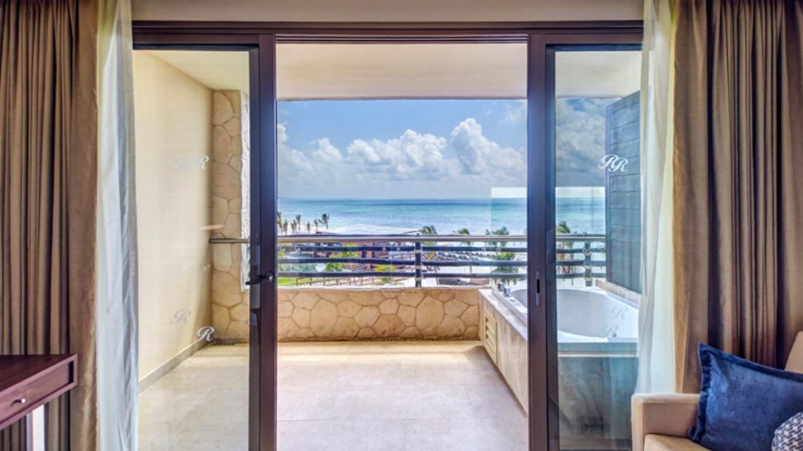 rooms-luxury-junior-suite-ocean-front-with-terrace-jacuzzi