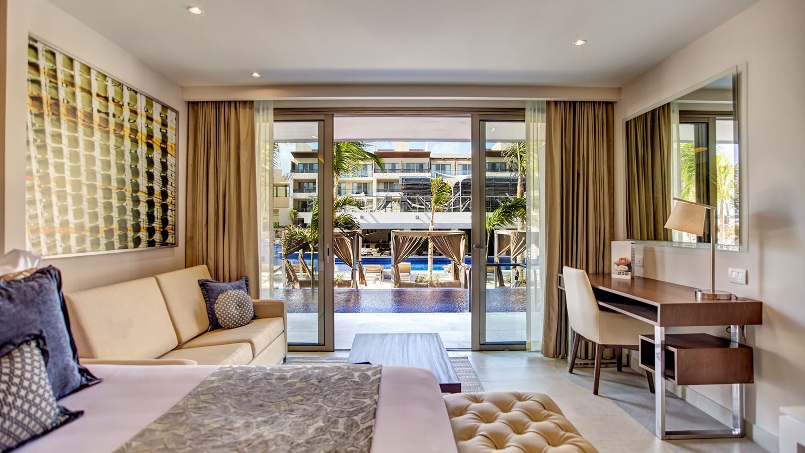 rooms-luxury-suite-swim-out-diamond-club