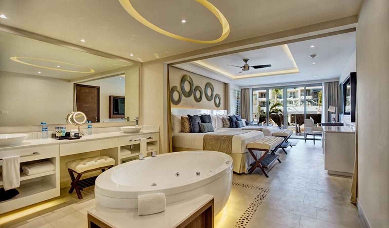 rooms-luxury-suite-ocean-view-with-terrace-jacuzzi-diamond-club