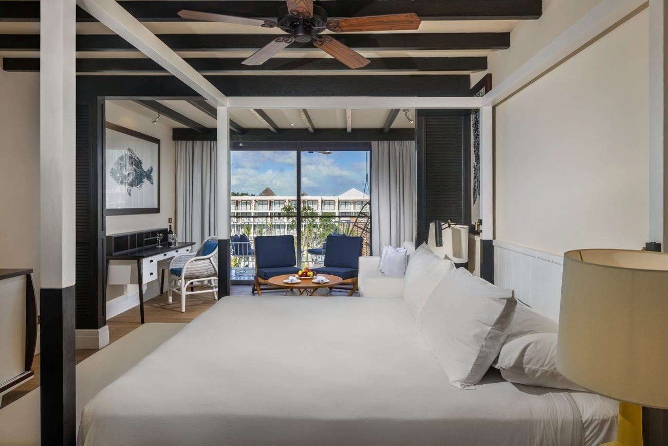 rooms-junior-suite-pool-view
