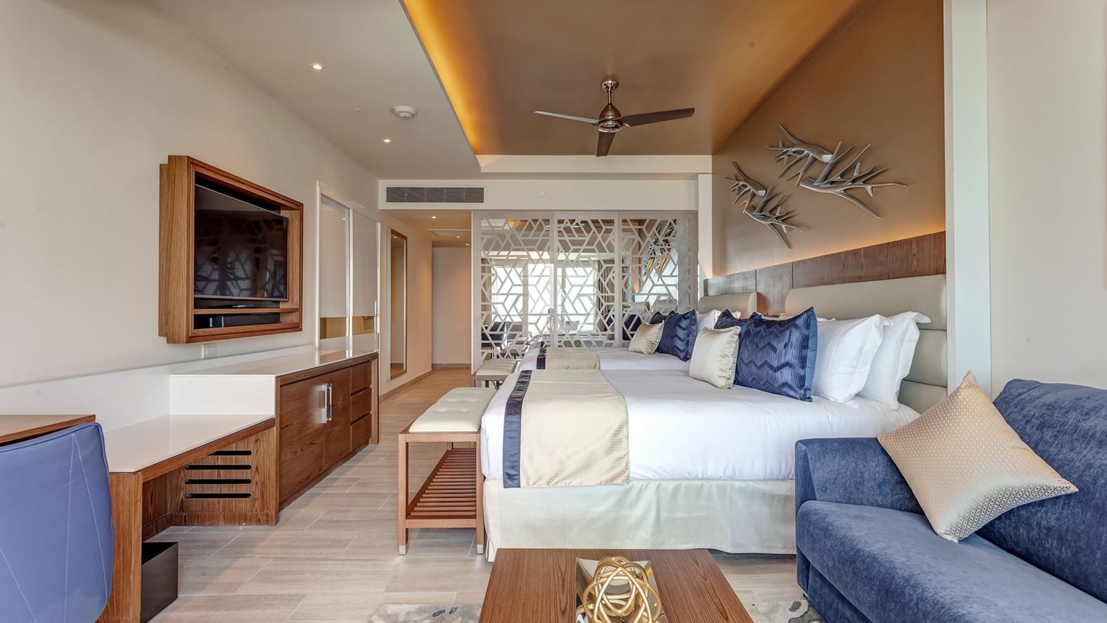 rooms-luxury-junior-suite-ocean-front-diamond-club