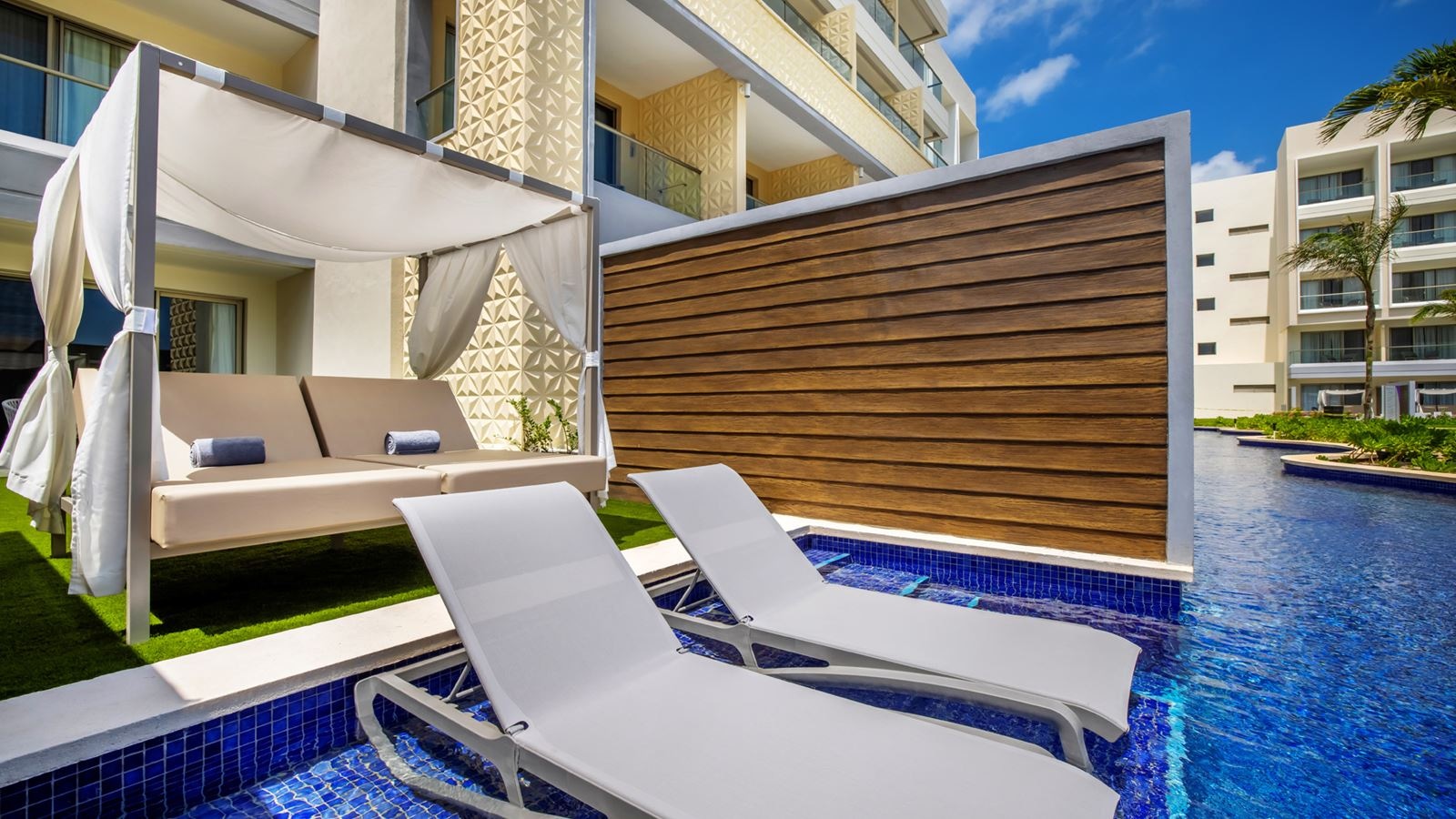 rooms-junior-suite-swim-up