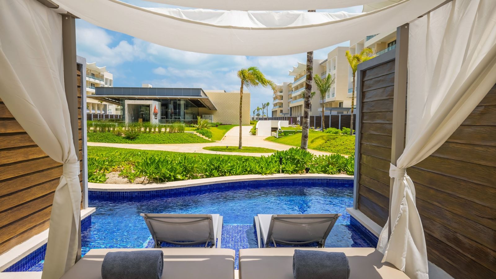 rooms-junior-suite-swim-up