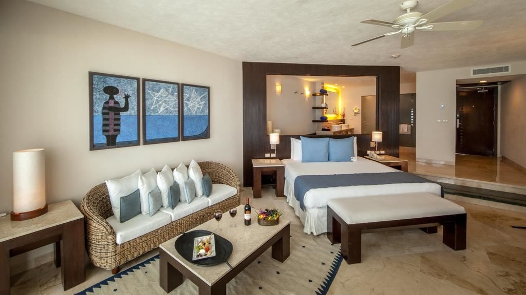 rooms-royal-tower-jacuzzi-suite-ocean-front-adults-only-18+
