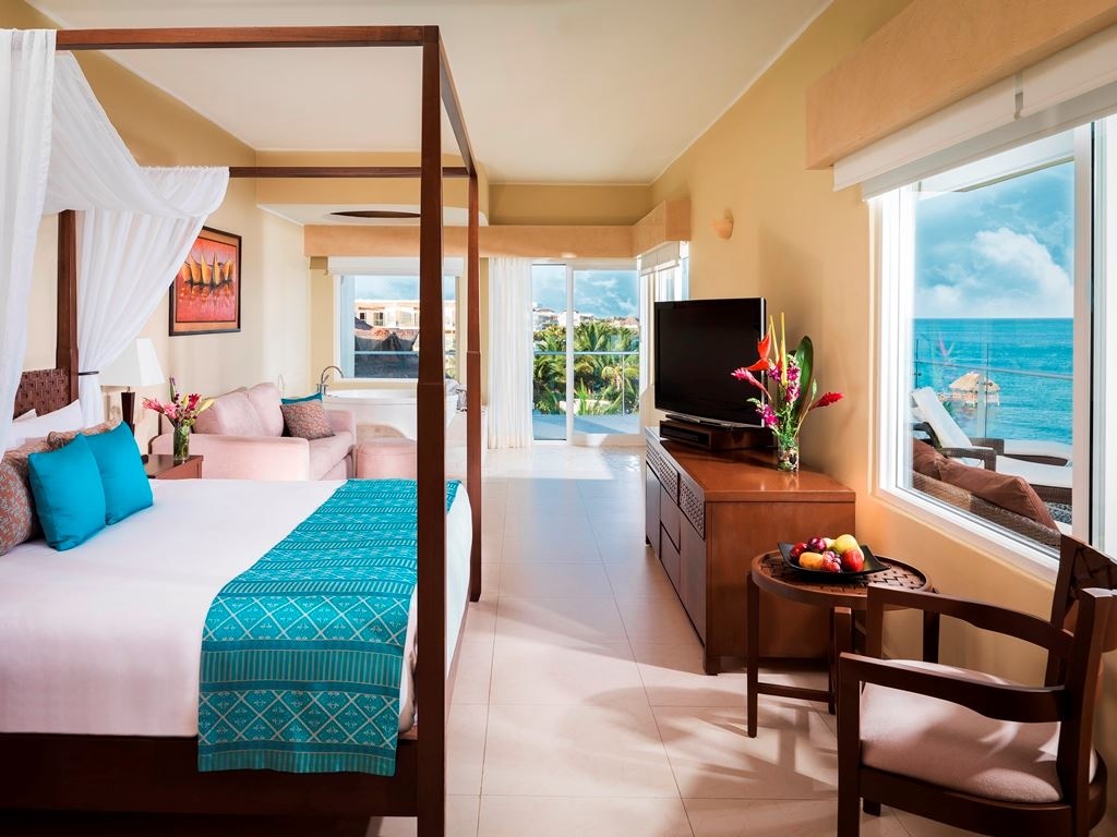 rooms-honeymoon-oceanfront-suite