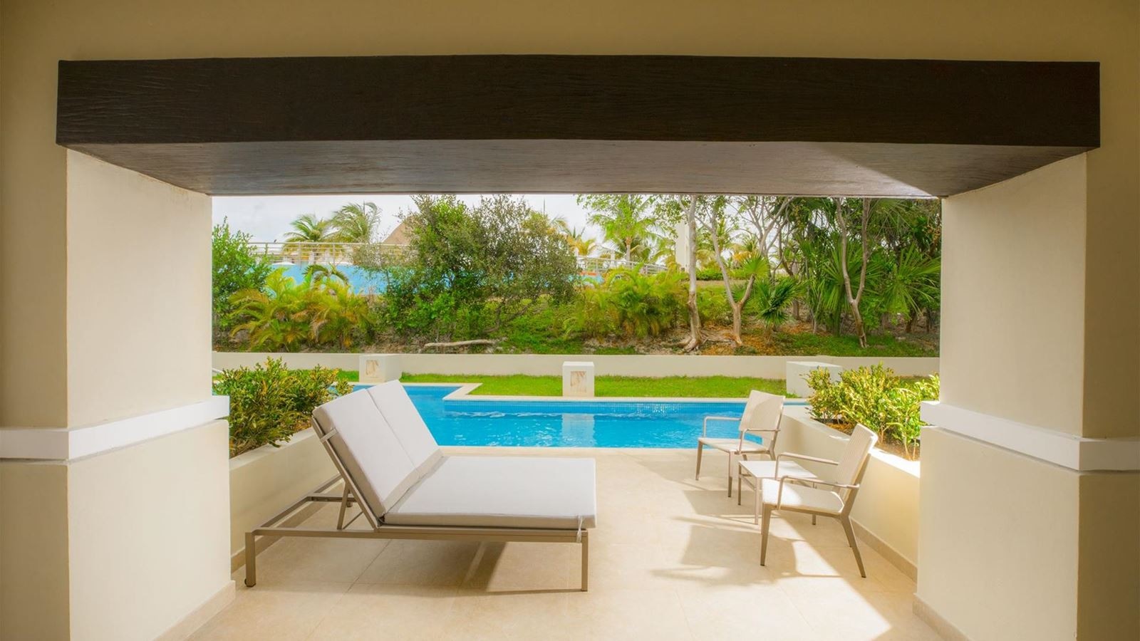 rooms-grand-swim-up-suite