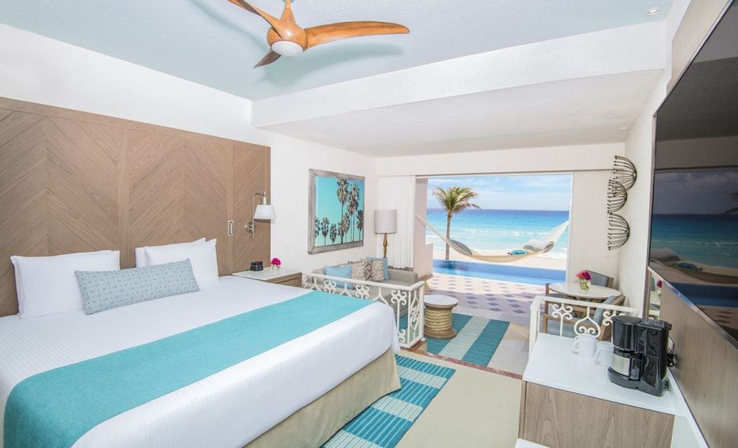 rooms-junior-suite-beachfront-infinity-swimup