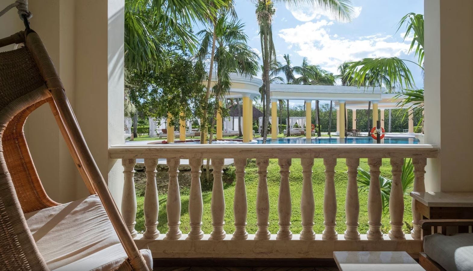 rooms-suite-pool-view