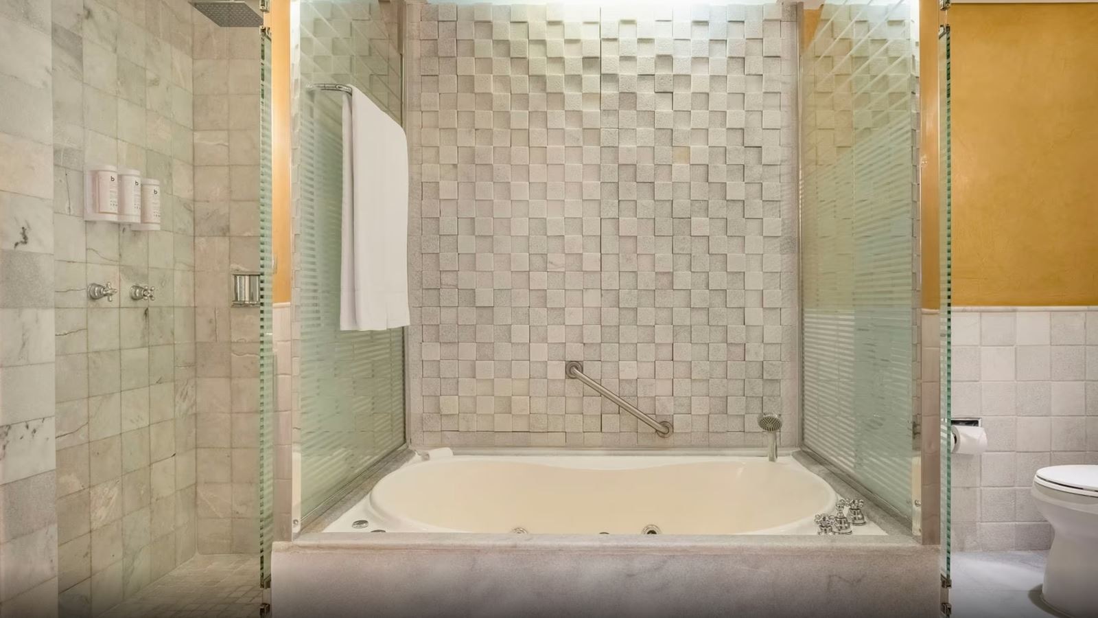 rooms-ocean-front-butler-corner-suite