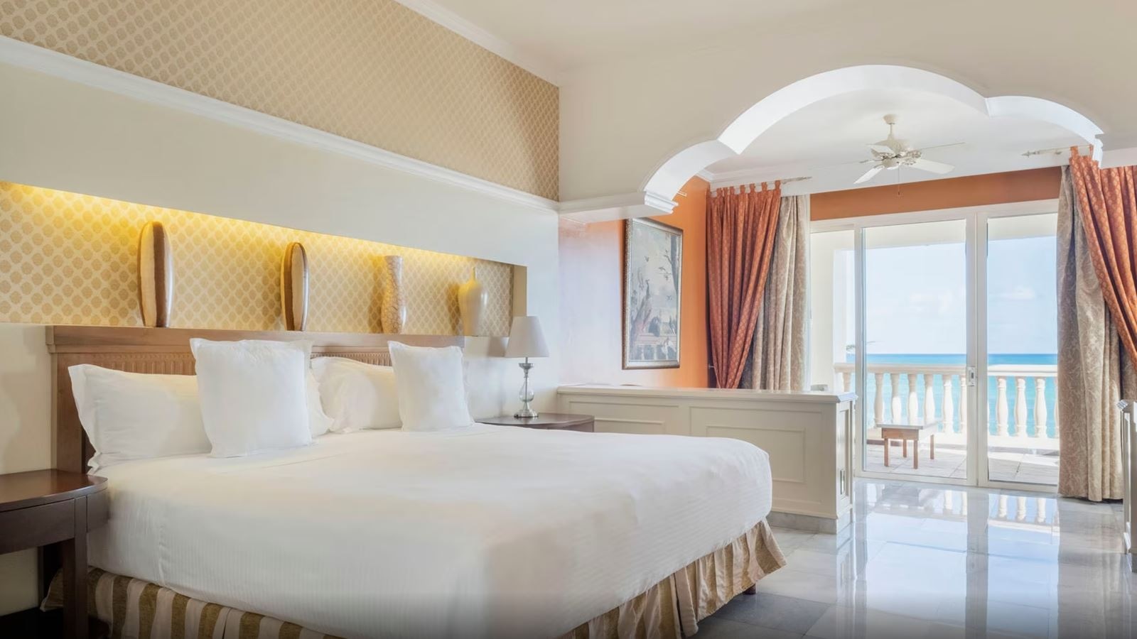 rooms-ocean-front-butler-corner-suite