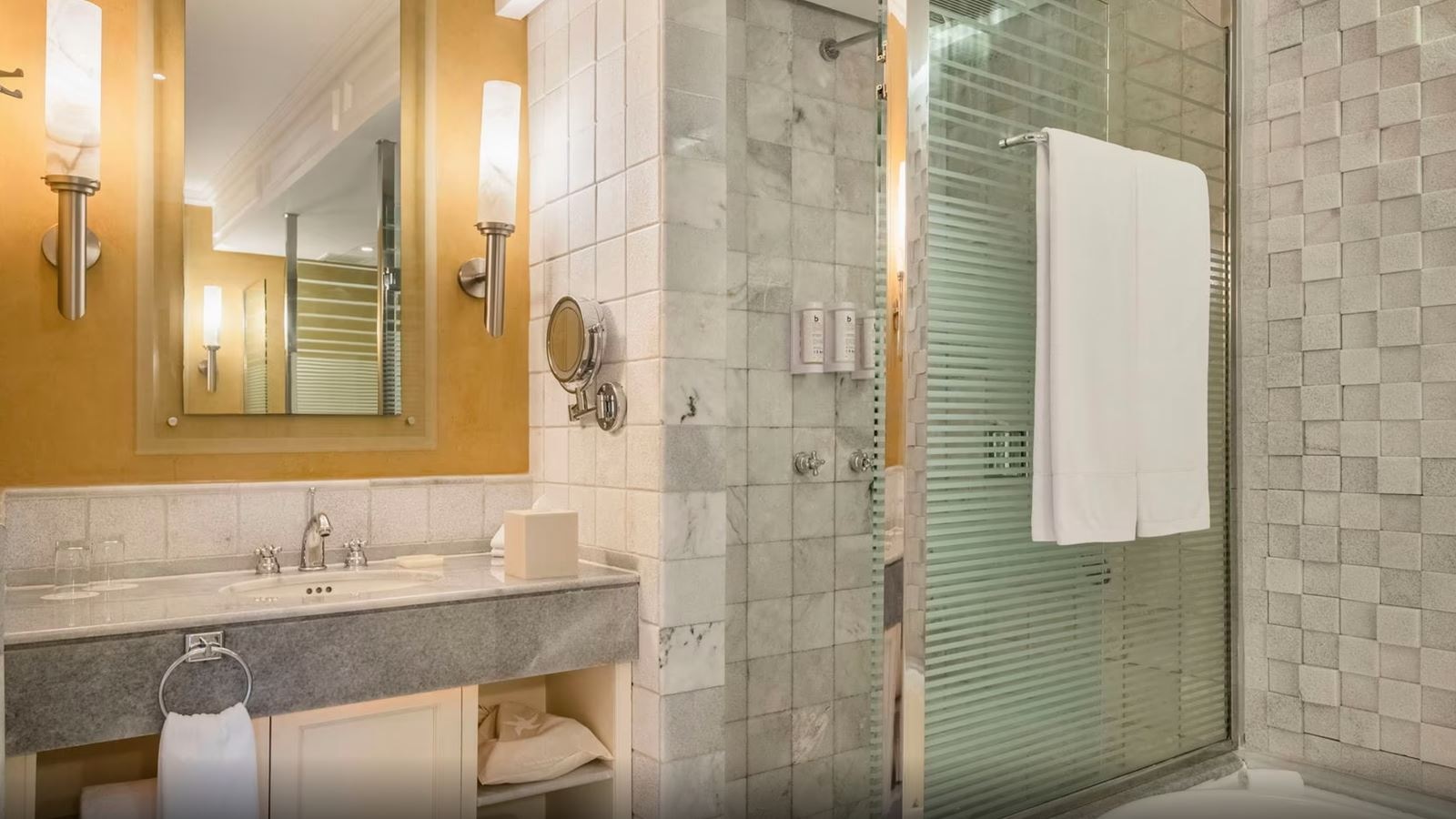 rooms-ocean-front-butler-corner-suite