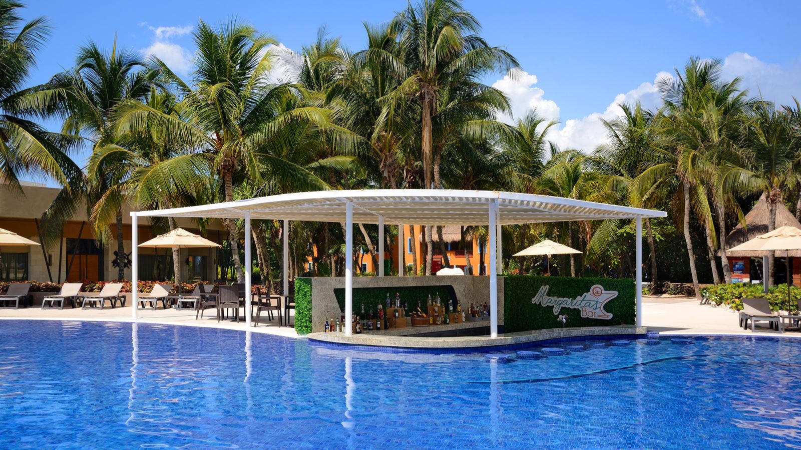 bars-margaritas-pool-bar