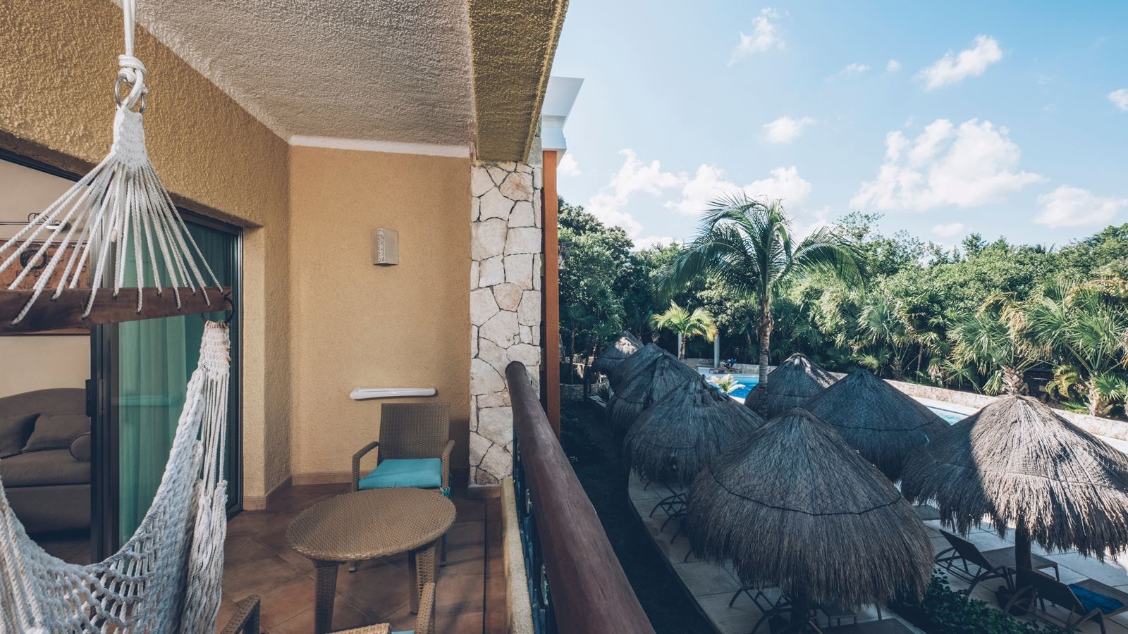 rooms-pool-view-junior-suite