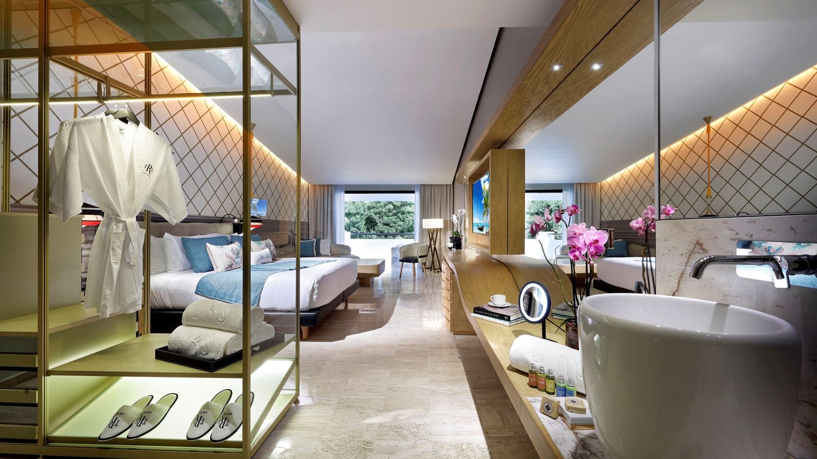 rooms-junior-suite-jacuzzi-terrace-pool-side