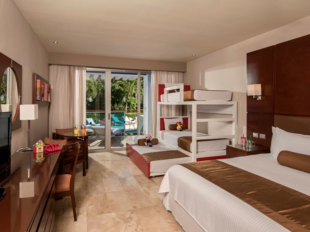 rooms-family-club-deluxe-swim-out-or-pool-access