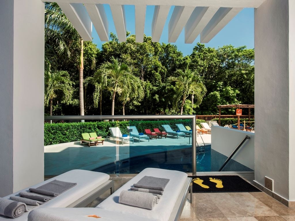 rooms-family-club-deluxe-swim-out-or-pool-access-single-parent