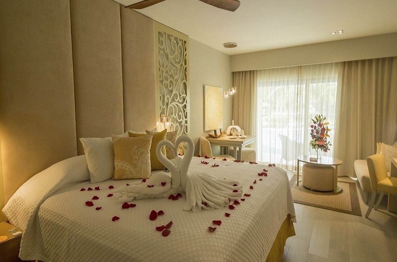 rooms-beach-front-honeymoon-suite