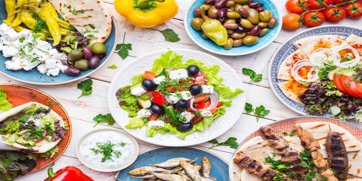 Ce înseamnă meze în Grecia – arta gustărilor împărțite la masă