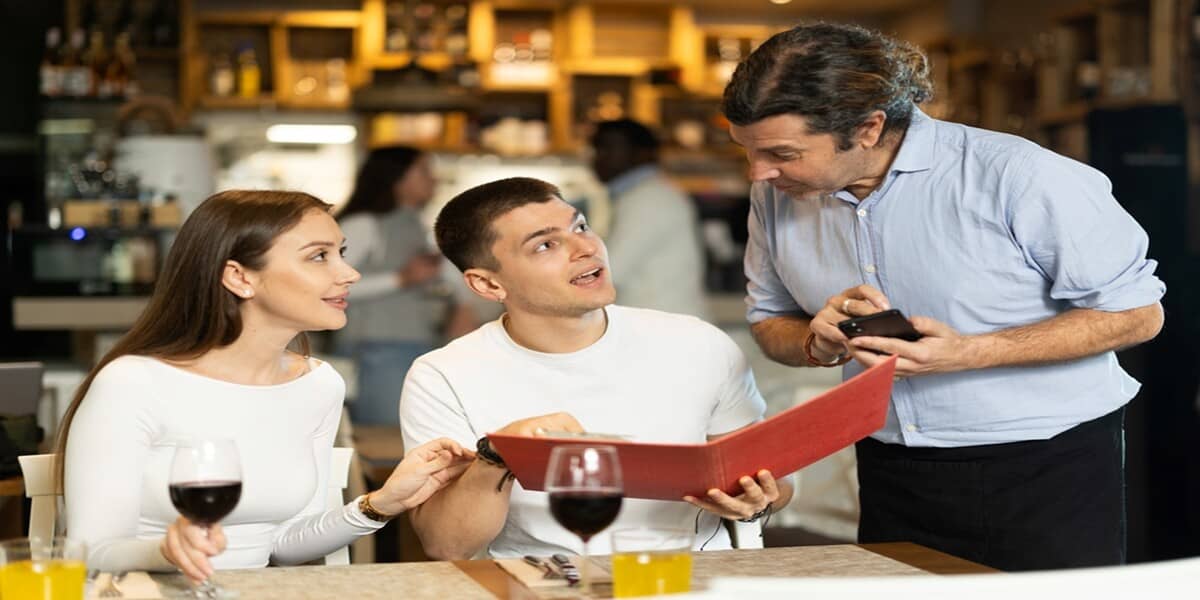 Cina la tavernă: atmosferă, preparate și obiceiuri locale