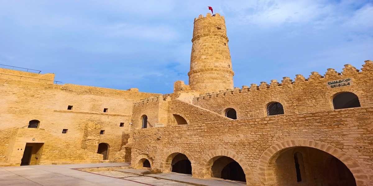 Ribatul din Monastir – o bijuterie istorică pe litoralul tunisian pe care trebuie să o vizitezi