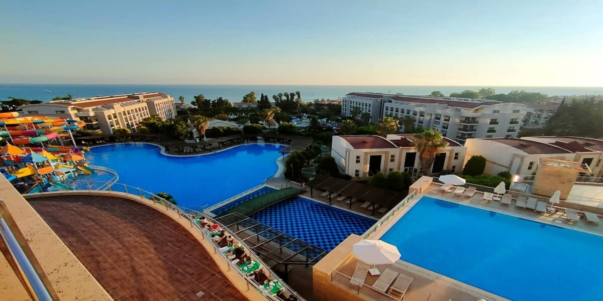 Hotel de 5 stele vs. hotel de 4 stele: diferențe, servicii și cum alegi corect
