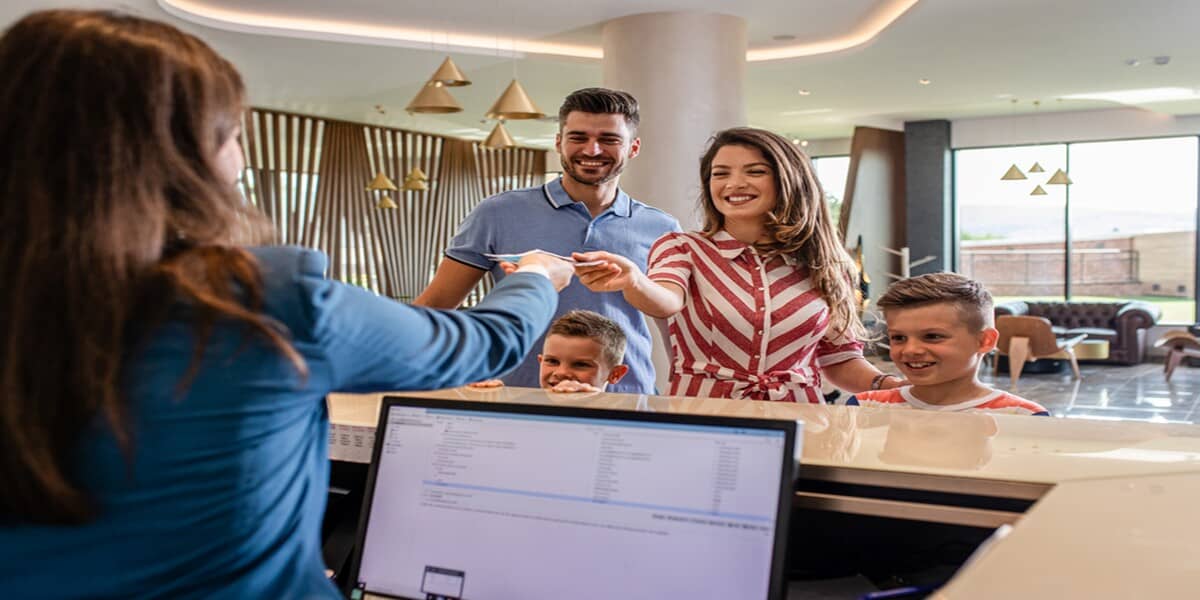 Ora de check-in în hotel: reguli, opțiuni și detalii care contează în prima zi