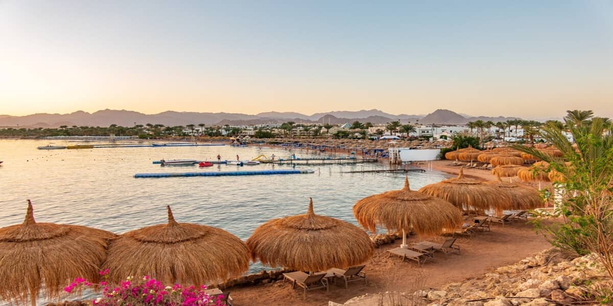 Plaja Naama Bay: zonă animată pentru turiștii care vor plimbări și restaurante