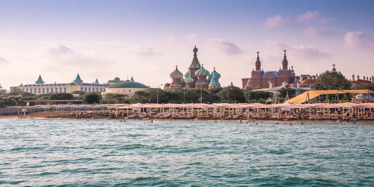 Plaja Lara: paradisul nisipurilor aurii și al resorturilor de lux din Antalya