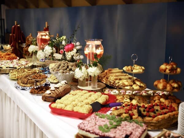 Bufet suedez la hotel: reguli, avantaje și lucruri utile pentru turiști