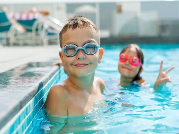 Ce este un Kids Club la hotel și cum îți poate schimba vacanța cu copiii?