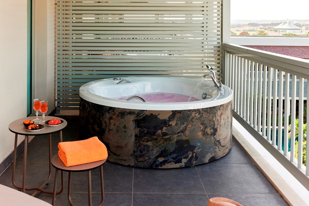 rooms-penthouse-suite-with-turkish-bath--jacuzzi
