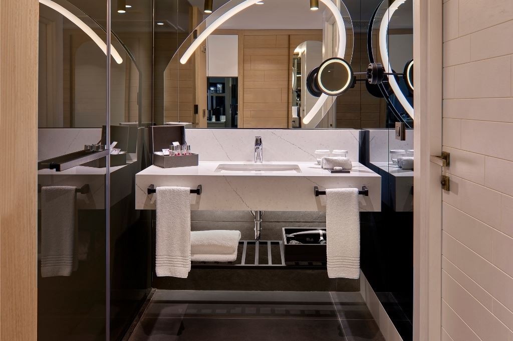 rooms-deluxe-room-side-sea-view