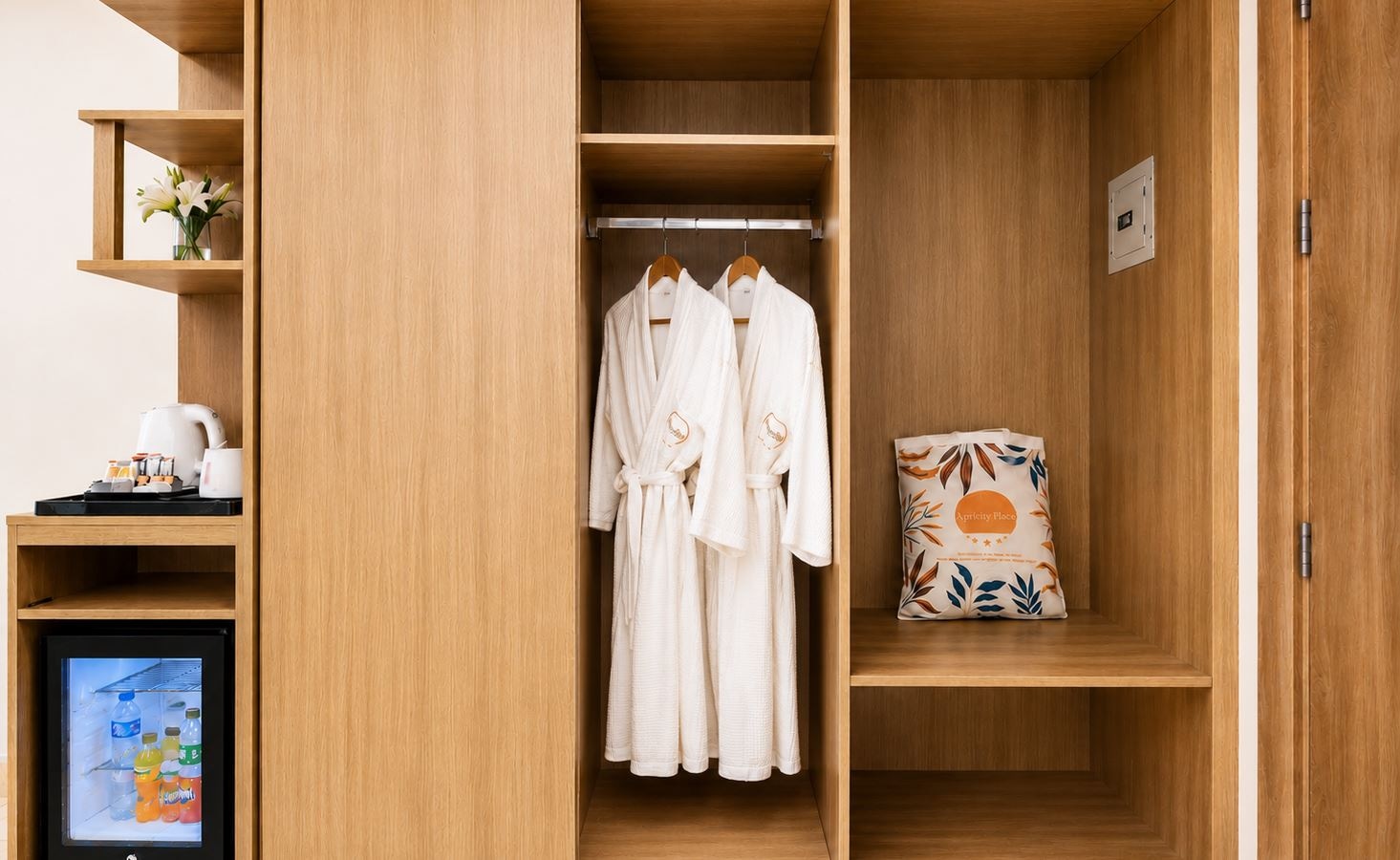 rooms-club-royal-regency-side-sea