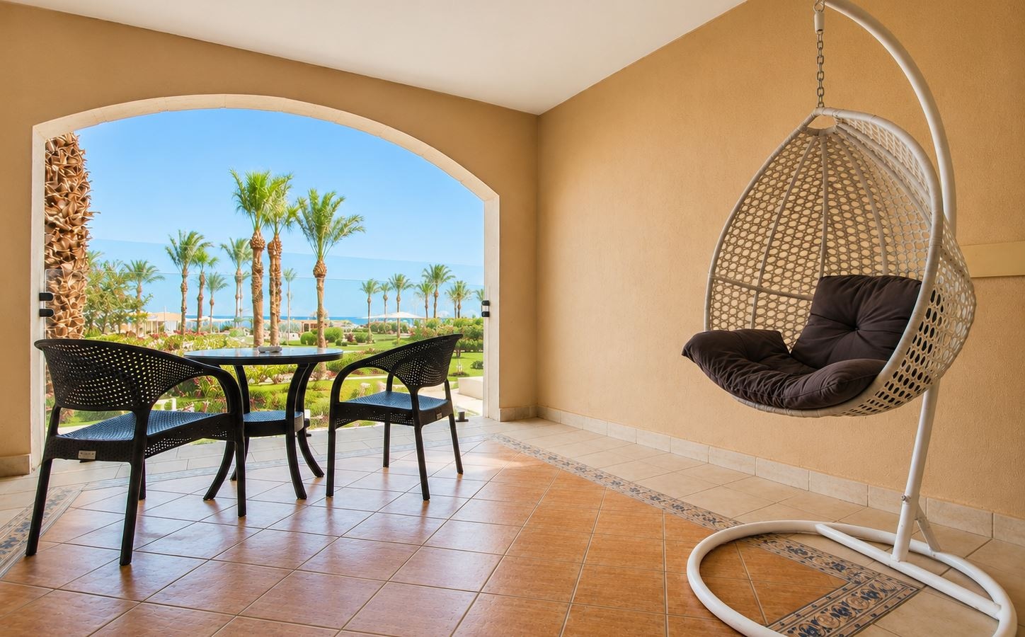 rooms-club-royal-regency-side-sea