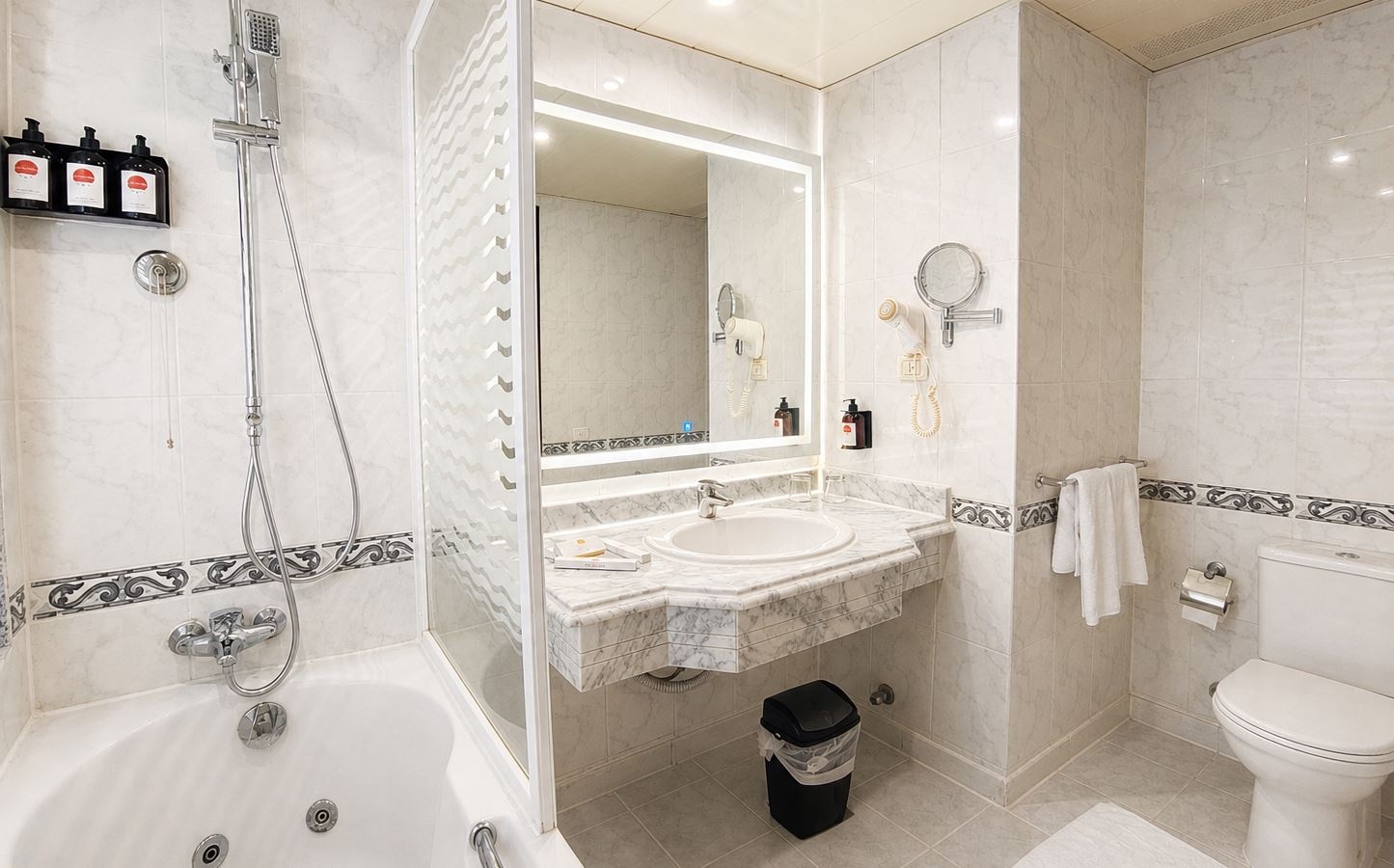 rooms-jacuzzi-suite