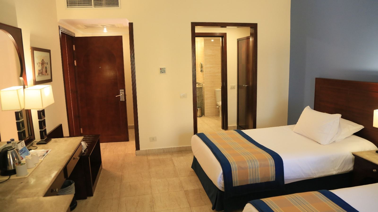 rooms-deluxe-pool-room