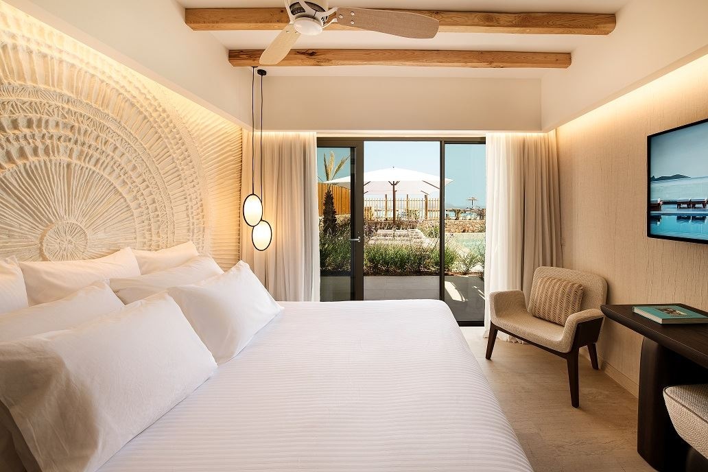 rooms-suite-sea-front-sharing-pool