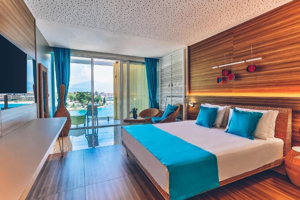 rooms-double-deluxe-room-side-sea-view